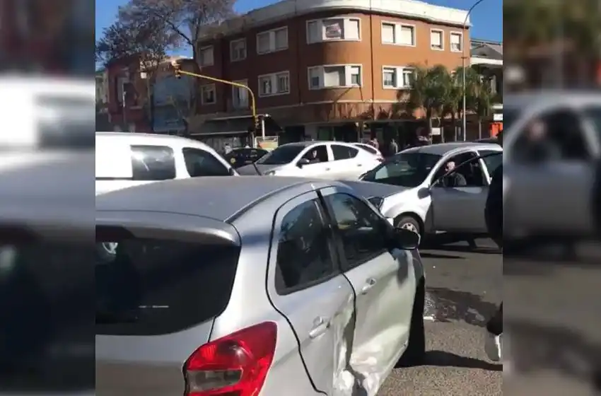 Dobló a la izquierda en Independencia y Colón y casi provoca una tragedia