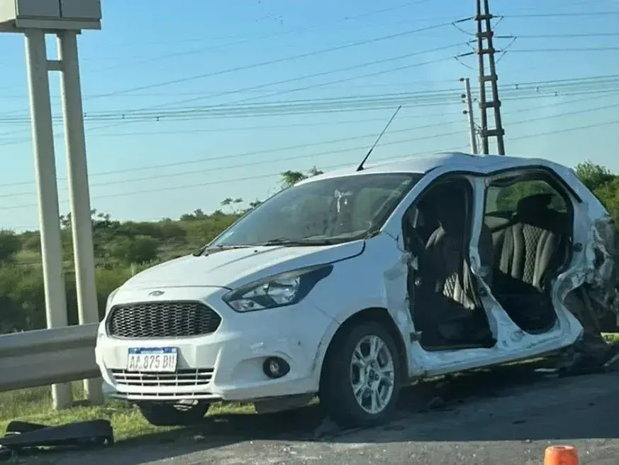 Según trascendió, el suceso vial consistió en una colisión por alcance que involucró directamente a un automóvil y a un camión.