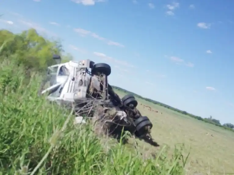Vuelco de un camión: el conductor fue hospitalizado tras perder el control del vehículo
