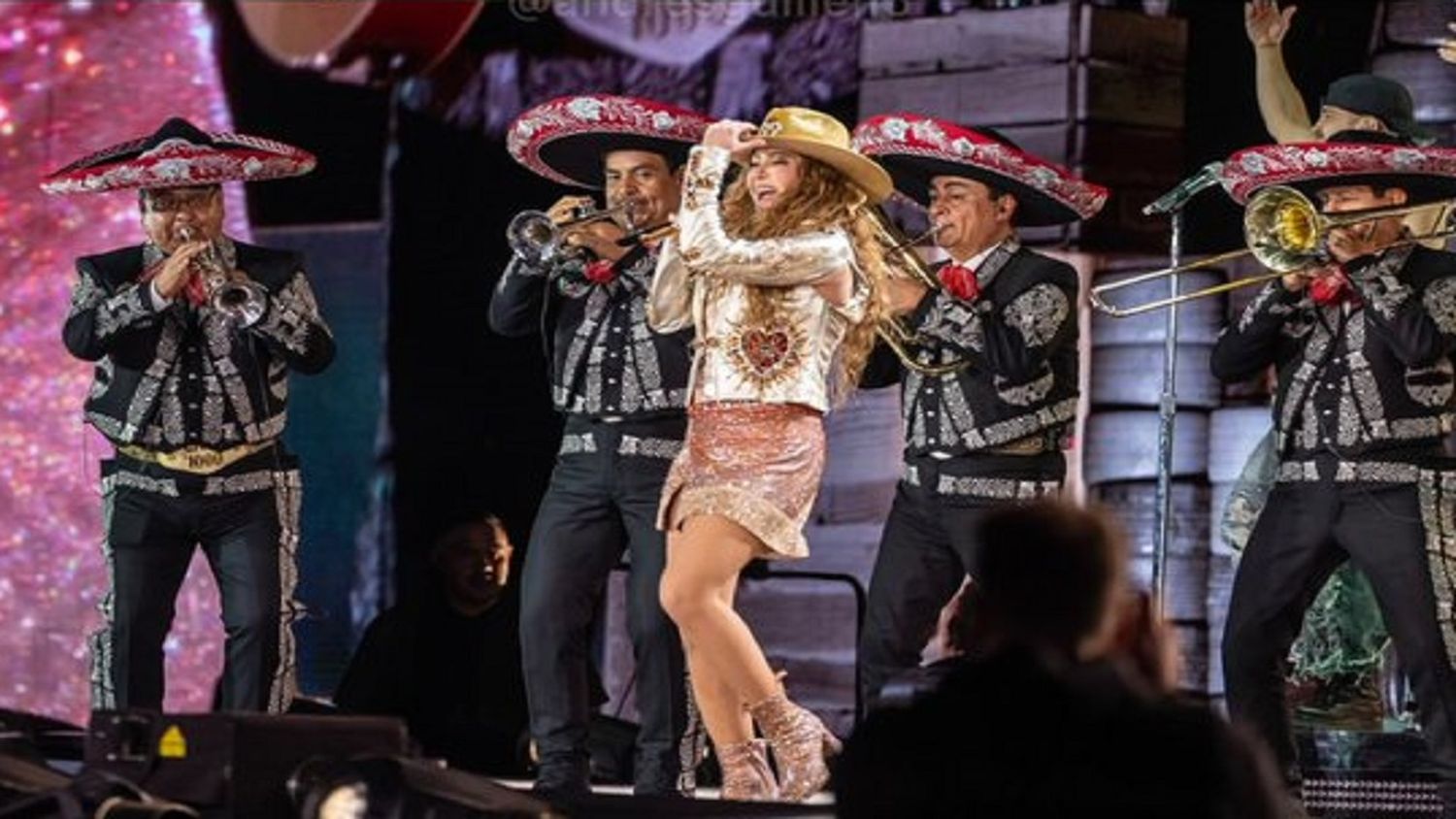 SHAKIRA lo hace otra vez: con mariachis y música regional se mete al bolsillo a los mexicanos
