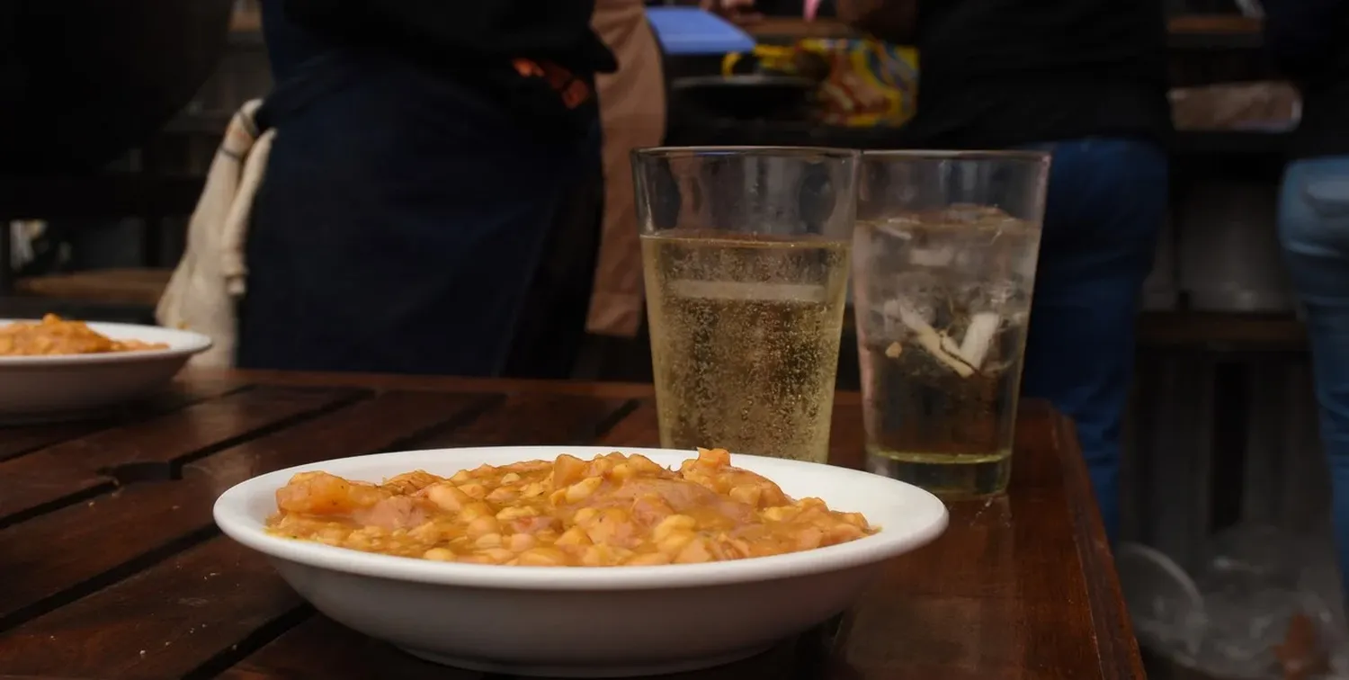 Las fechas patrias y el frio son sinónimos en nuestro país del locro y es por ello que muchos esperan esos días para comer uno de los platos mas característico de nuestra cultura. Foto: Archivo