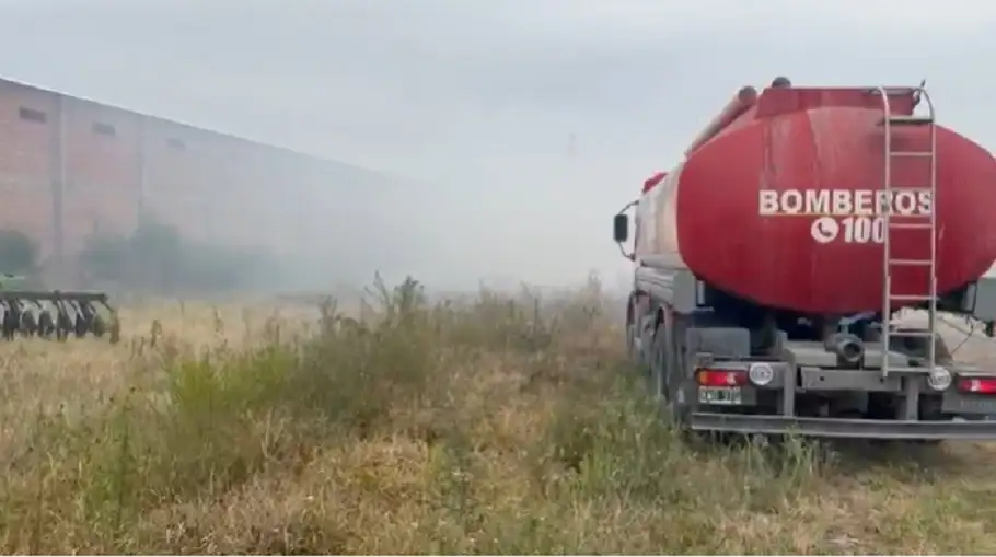 Incendio de pastizales en Aldea Santa Rosa: rápida intervención evitó daños en un galpón avícola