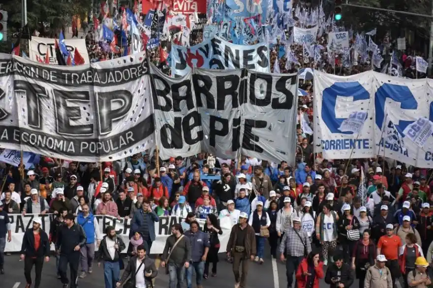 Movimientos sociales marchan en reclamo de la emergencia social