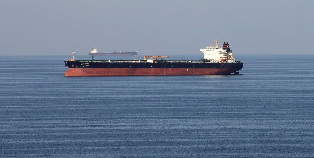 Un barco con petróleo por el estrecho de Ormuz, controlado en parte por Irán y una salida principal de recursos desde Medio Oriente. Crédito: Hamad I Mohammed/Reuters