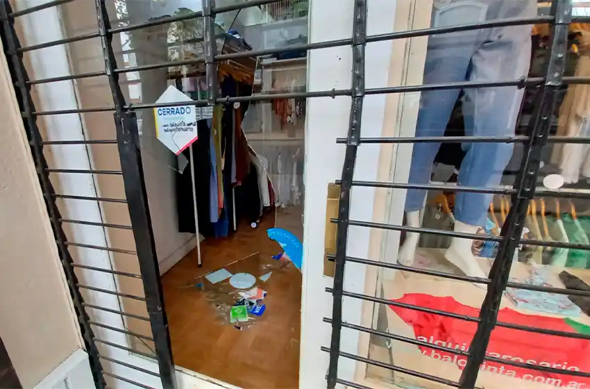 Rompieron el candado y se llevaron mercadería y dinero de un local de barrio Echesortu