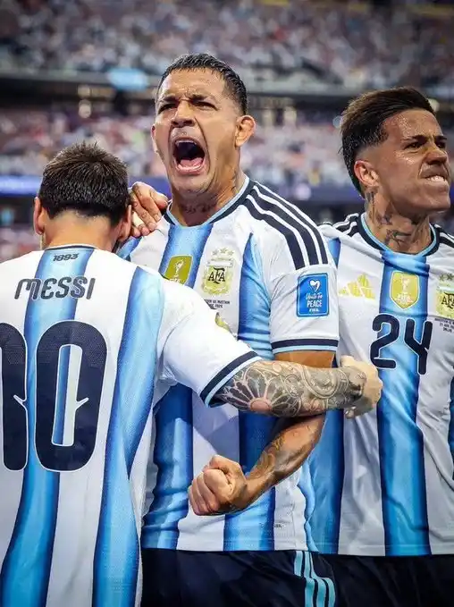 Facundo Medina, asistidor y uno de los puntos más sólidos de Argentina ante Austria.