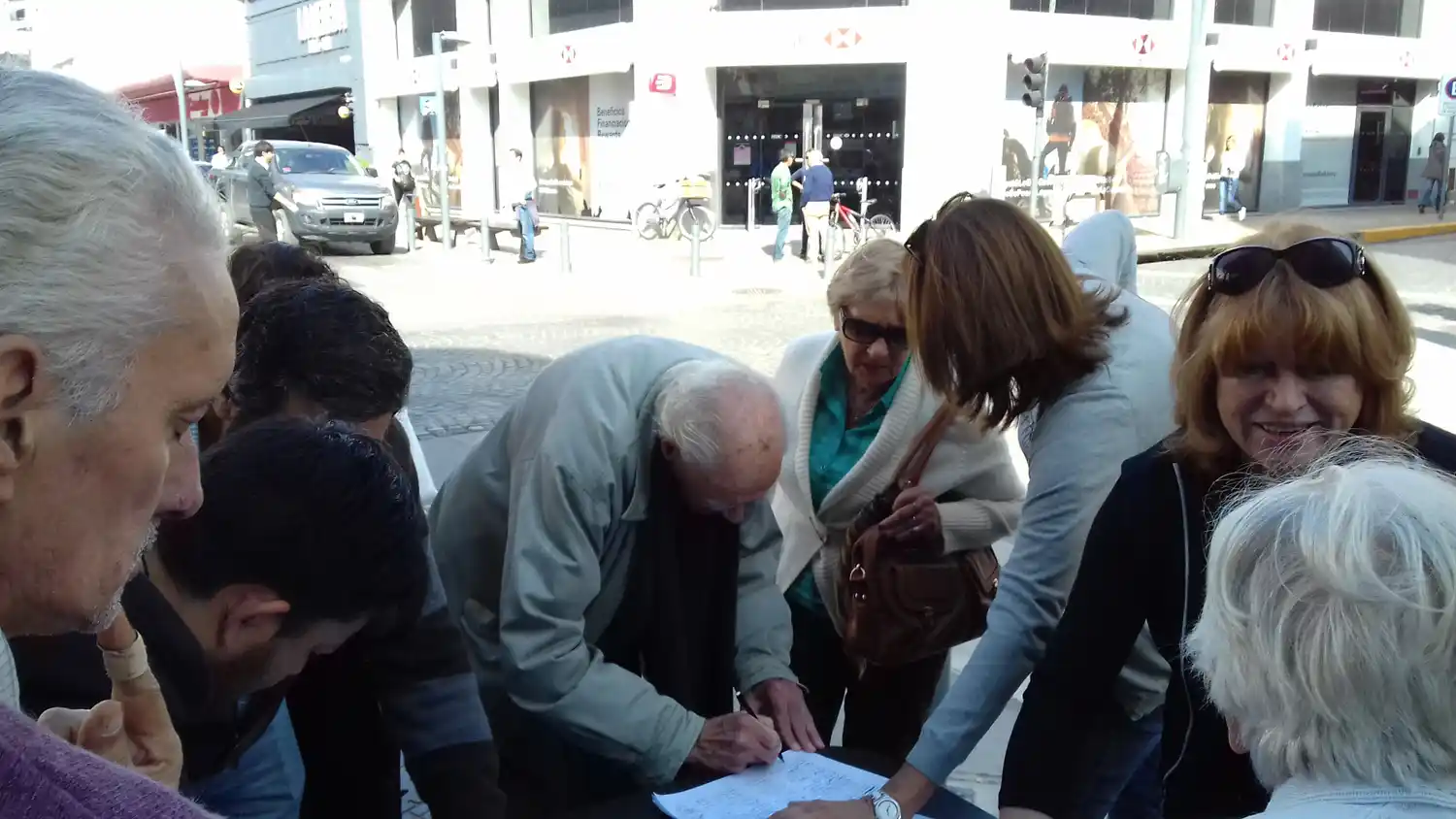 El Frente Renovador juntó firmas y explicó el proyecto Bajemos los Precios