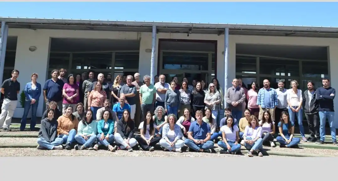 Abrazo simbólico al INTECh y la UNSAM en defensa de la democracia y la educación pública
