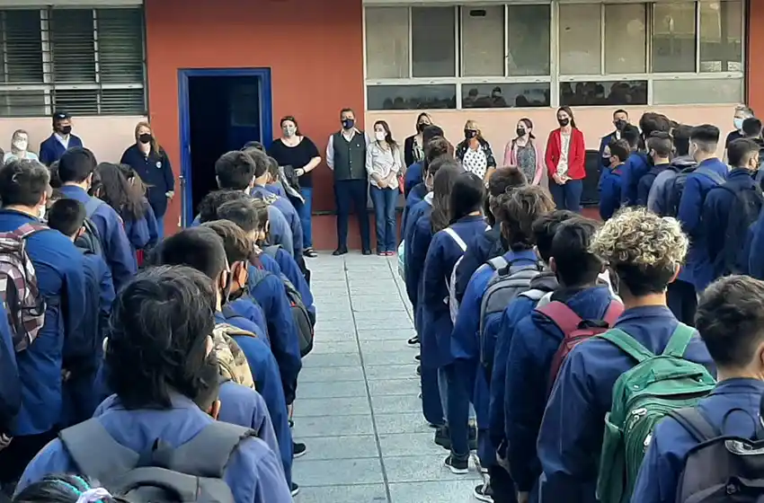 "Es importante que terminen la escuela, que nadie se quede en el camino"