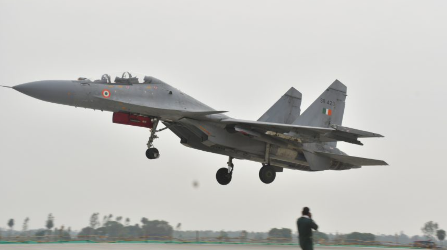 La Fuerza Aérea India opera cazas desde una autopista ante crecientes tensiones con Pakistán