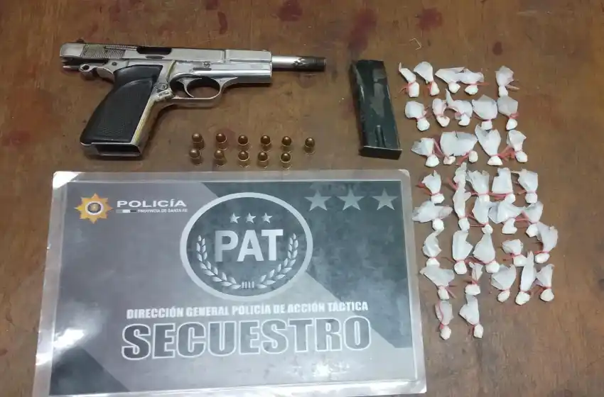 Las Flores: detuvieron a dos jóvenes que circulaban a plena luz del día armados y con casi 40 envoltorios de cocaína