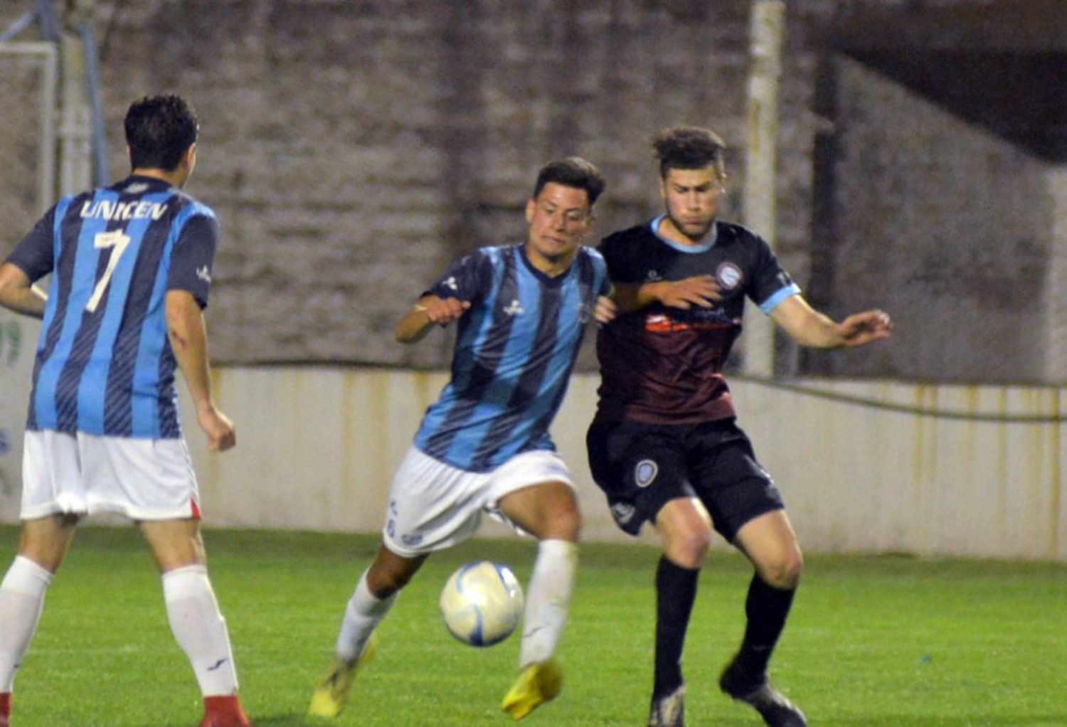 Unicen goleó y se queda en la A