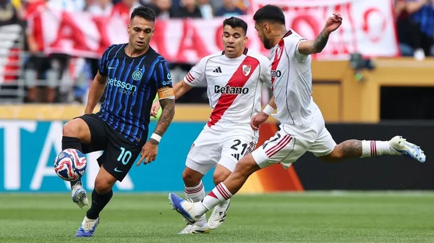 Lautaro Martínez ante la mirada de Paulo Díaz y Acuña.