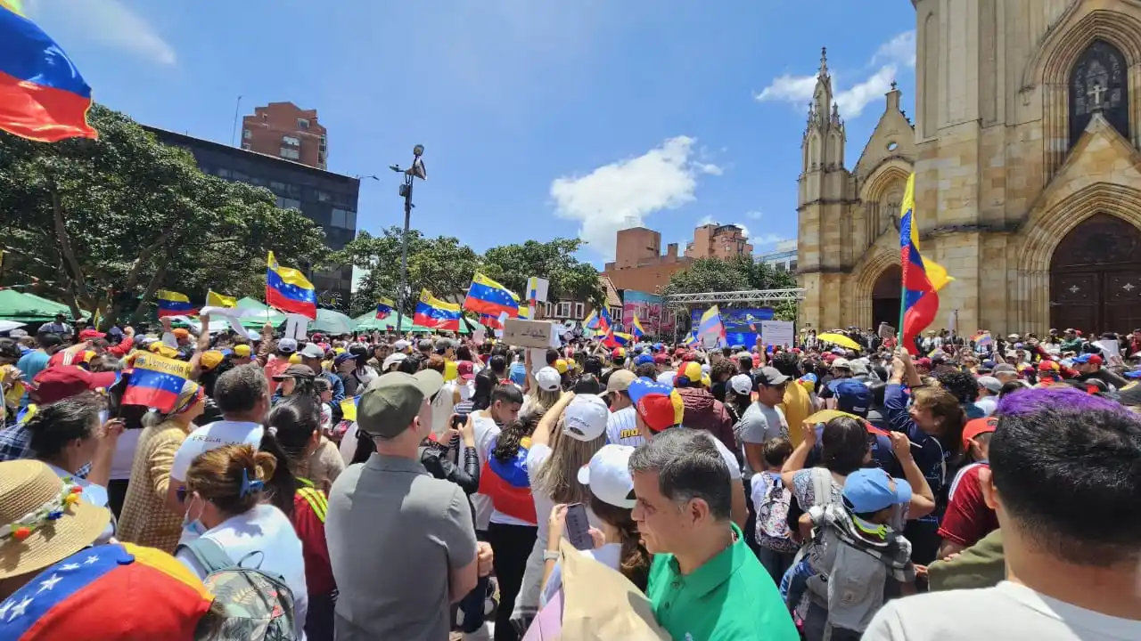 VENEZOLANOS EN BOGOTÁ dijeron «presente» en la movilización mundial «por una Venezuela libre» (Fotos y videos)