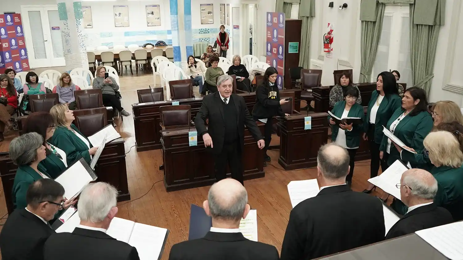 Emoción. En la presentación del coro Alta Mira en el Concejo Deliberante