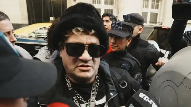 El cantante informó que padece hipertensión, diabetes y secuelas de una operación de cadera, además de precisar que toma medicación diariamente.
