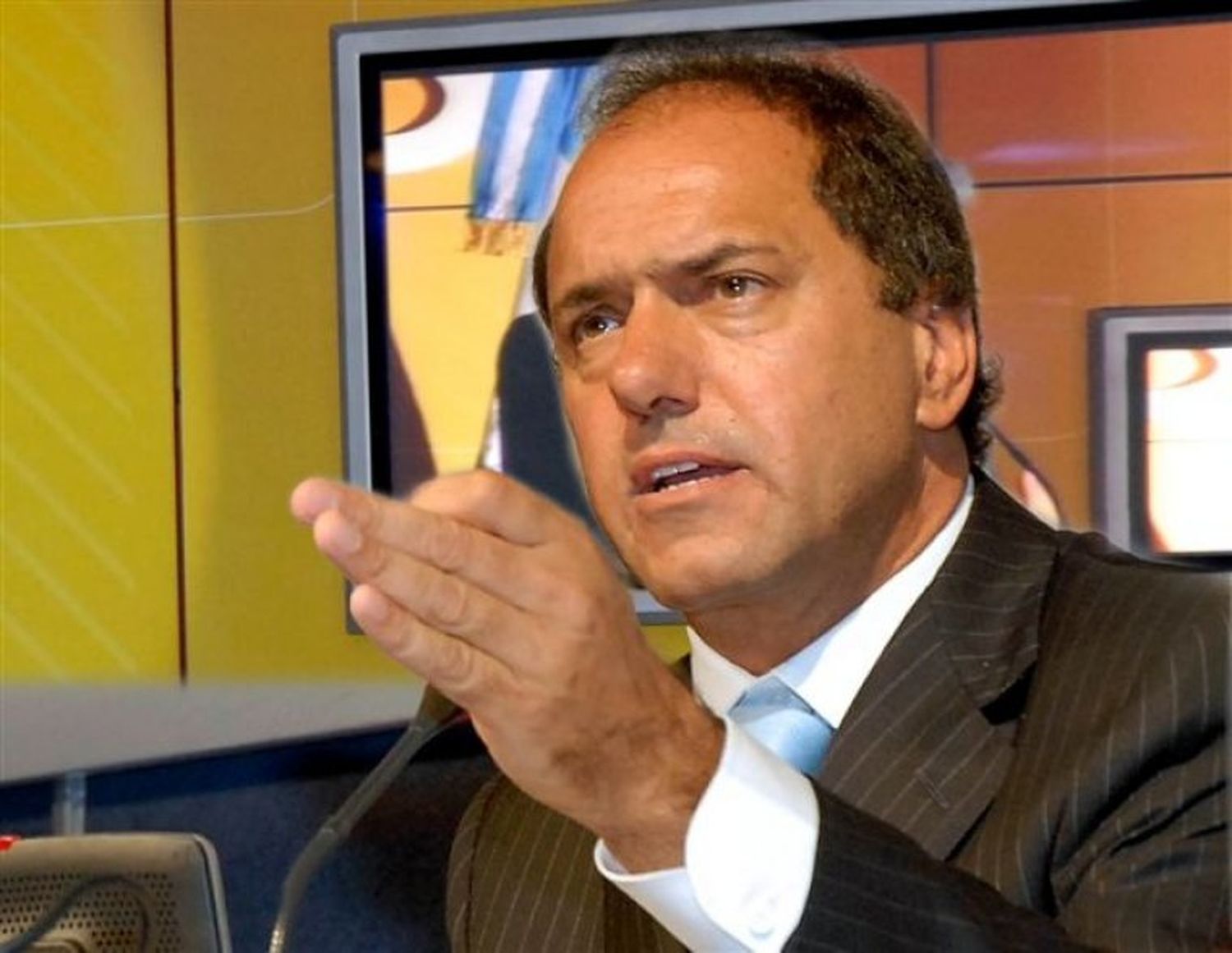 Daniel Scioli convocará a los policías retirados