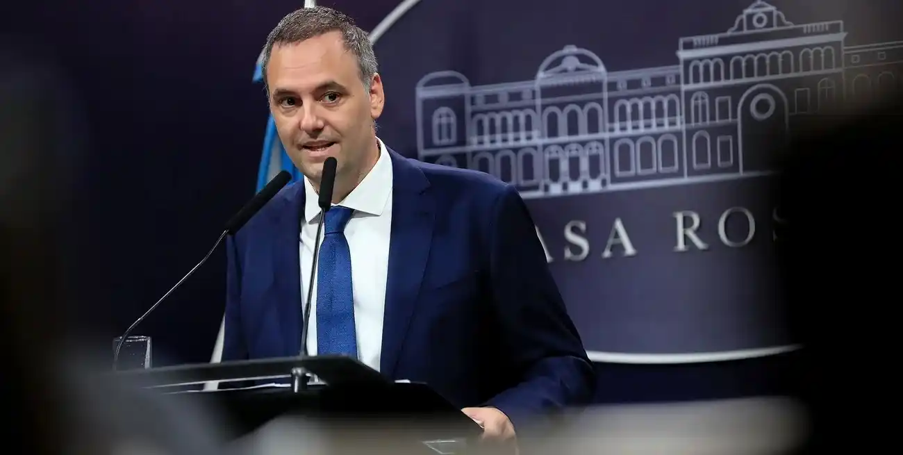 Manuel Adorni anunció cierre de Vialidad Nacional en conferencia de prensa.