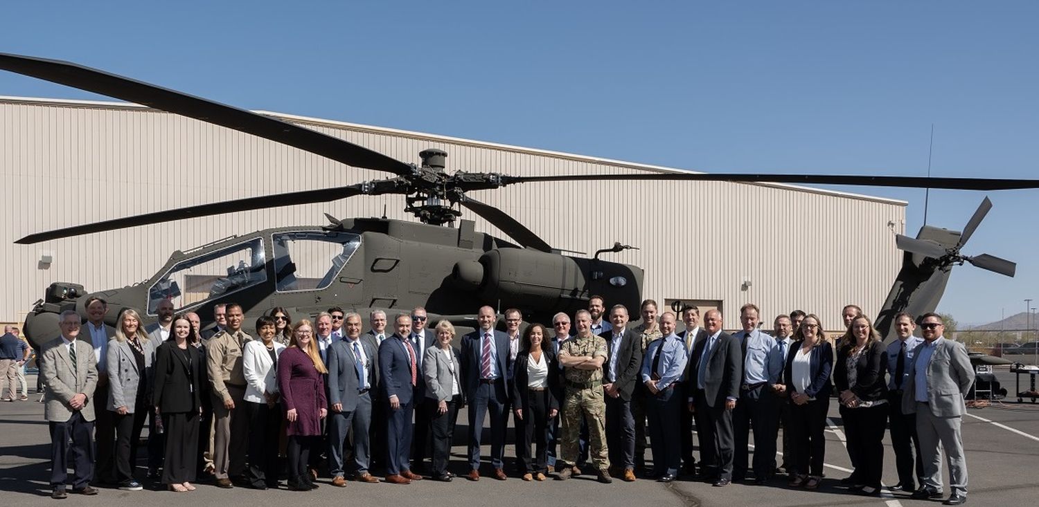 Boeing entrega el último helicóptero Apache AH-64E al Ejército Británico