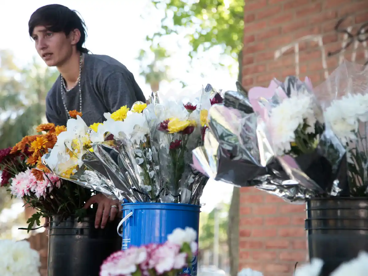 Los puestos de flores anuncian el Día de Todos los Santos 