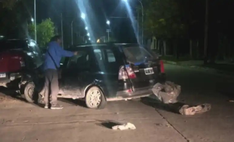 Un Fiat Palio chocó contra una camioneta estacionada