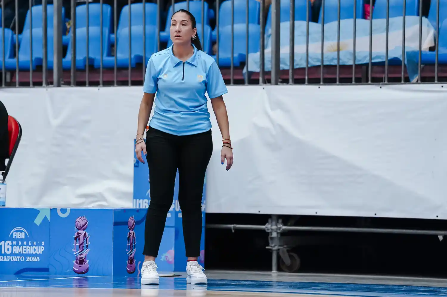 Daiana Di Benedetto dirigiendo a la Selección.