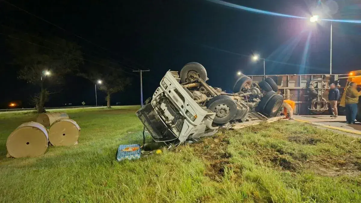 Un camión volcó en la Autovía 19 y generó complicaciones en el tránsito