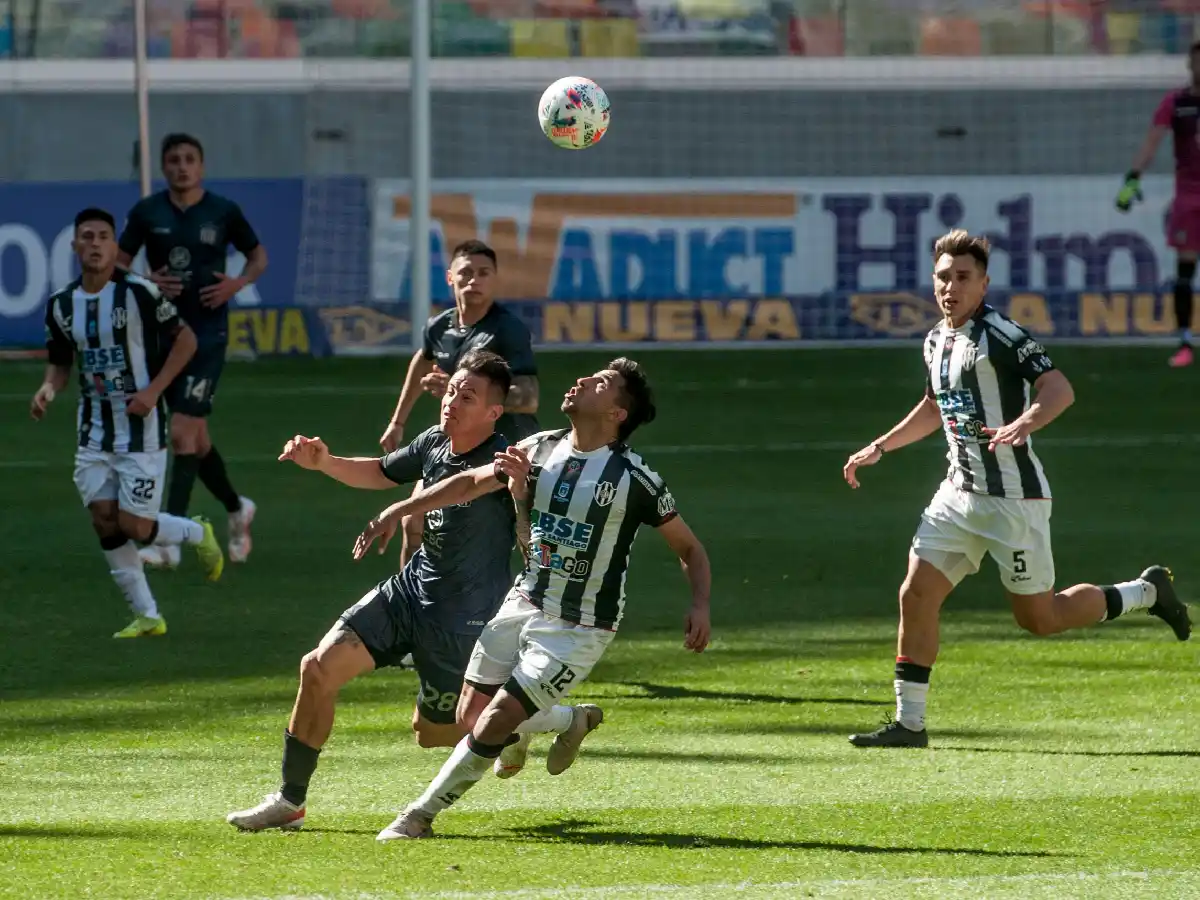 Con Navarro, Talleres cayó en Santiago
