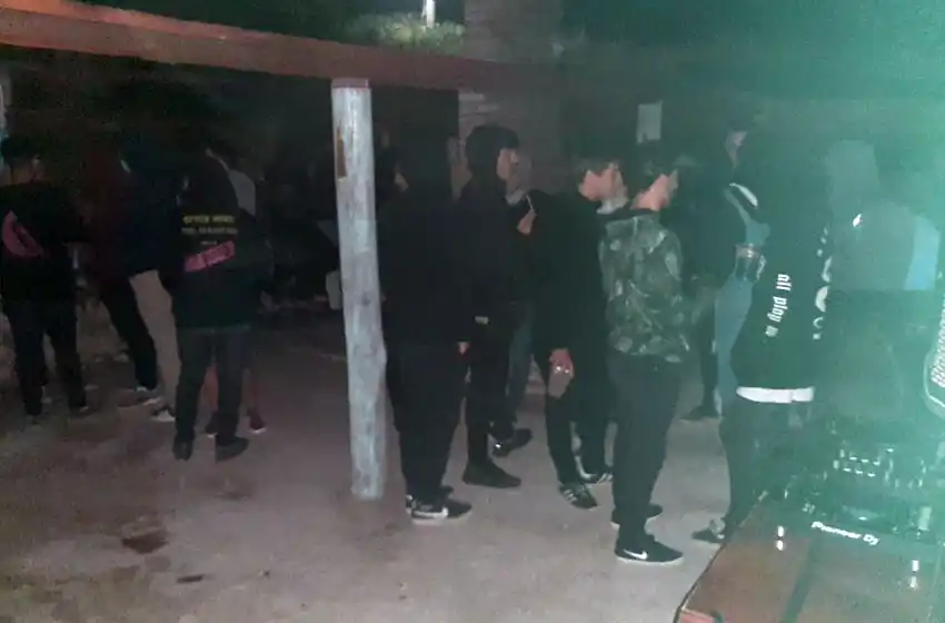 Desactivan una fiesta clandestina con casi medio centenar de personas