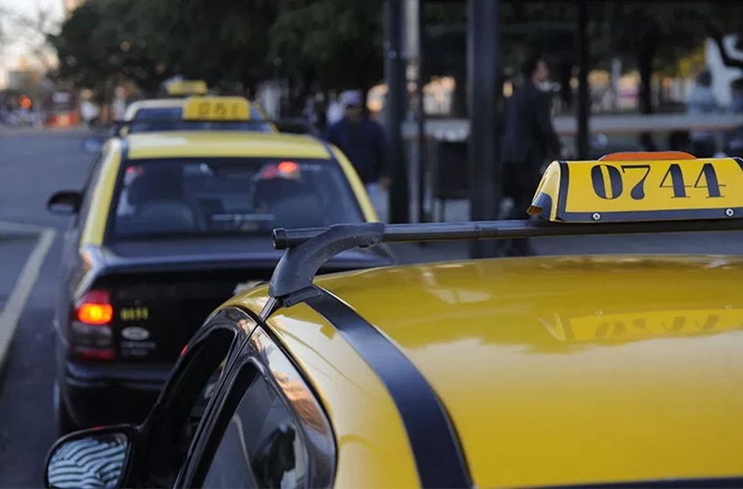 Según un estudio de costos, la tarifa de taxis tiene un atraso de casi el 80%