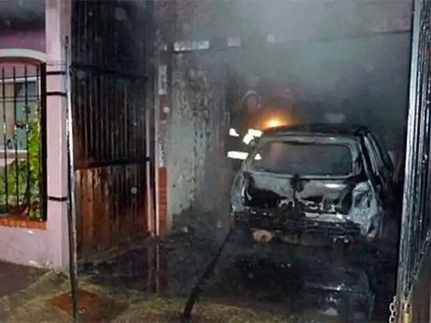 Un garage y un auto quedaron destruidos en un voraz incendio