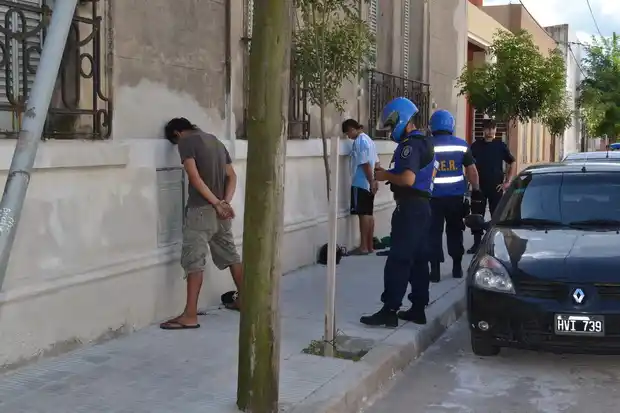 Dos motociclistas fueron aprehendidos con droga