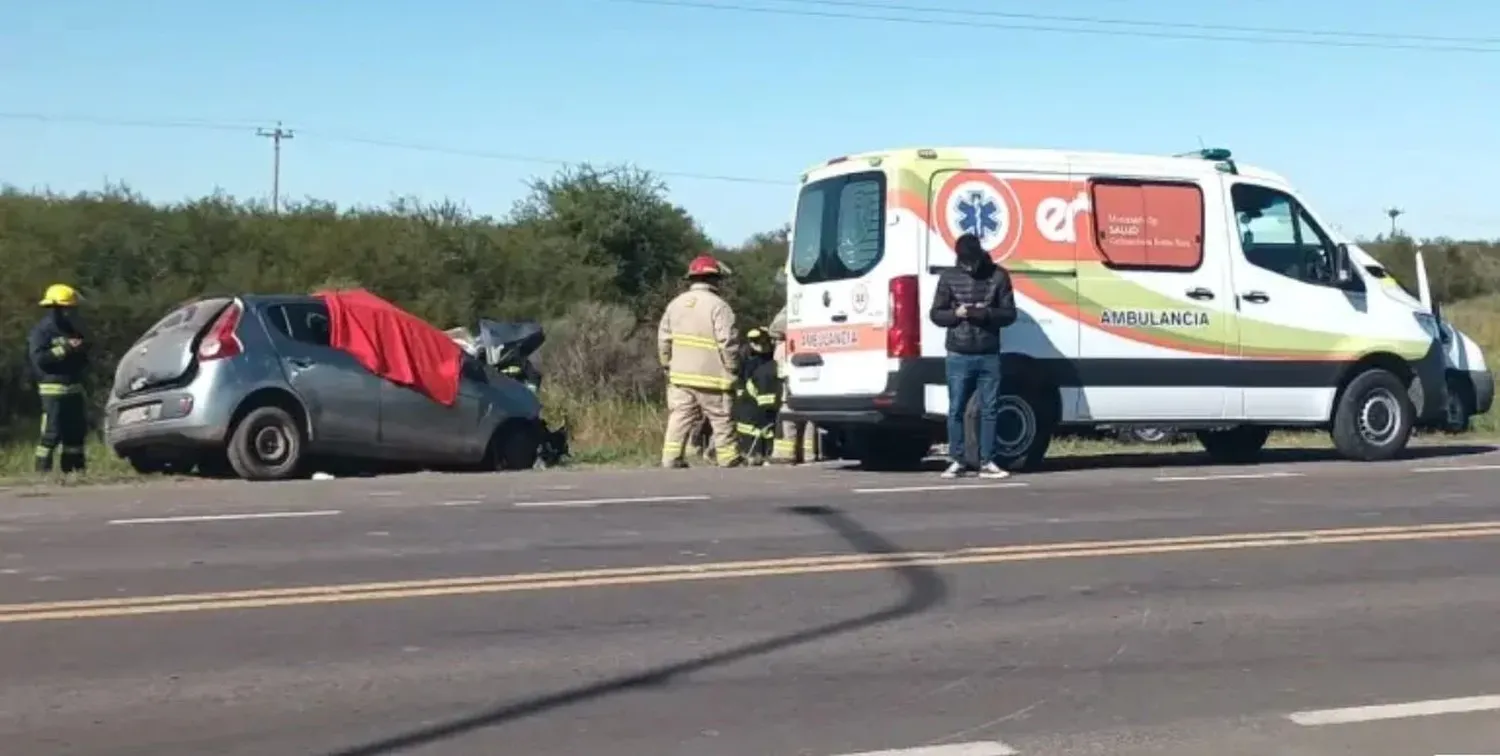 El Fiat Palio gris ingresó a la ruta desde el acceso de la localidad de Conscripto Bernardi.