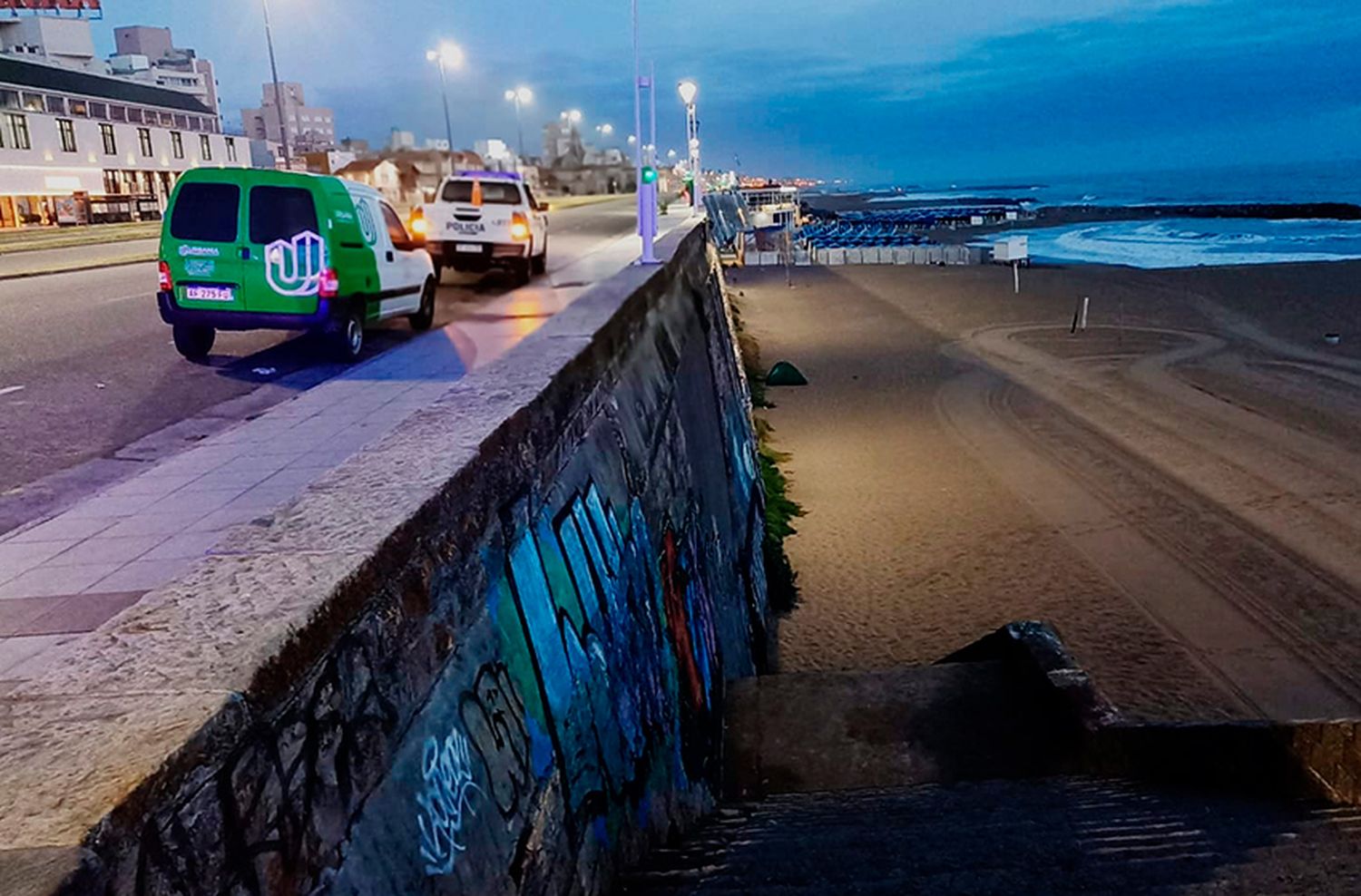 Un hombre borracho cayó en la costa desde un paredón: se quebró el tobillo