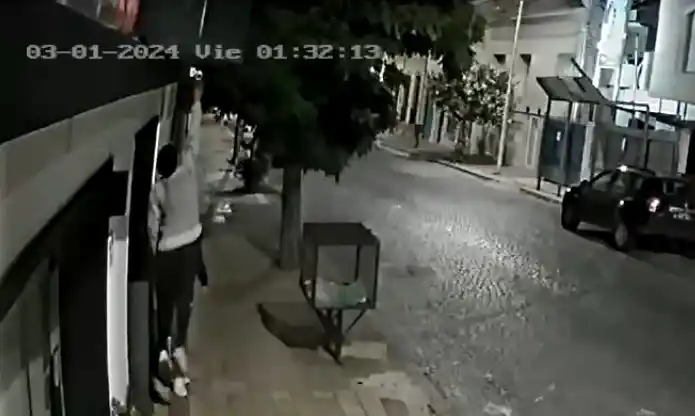 Uno de los sujetos da un salto y rompe la cámara.