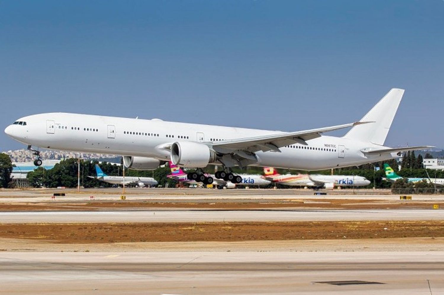 Un Boeing 777-300ER ex-Emirates se transforma en el primer carguero bimotor Extended Range del mundo y busca reemplazar al 747-400BCF