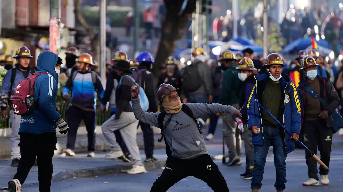 Mineros artesanales se enfrentan a la policía durante una protesta para exigir acceso a zonas mineras ampliadas en La Paz, Bolivia