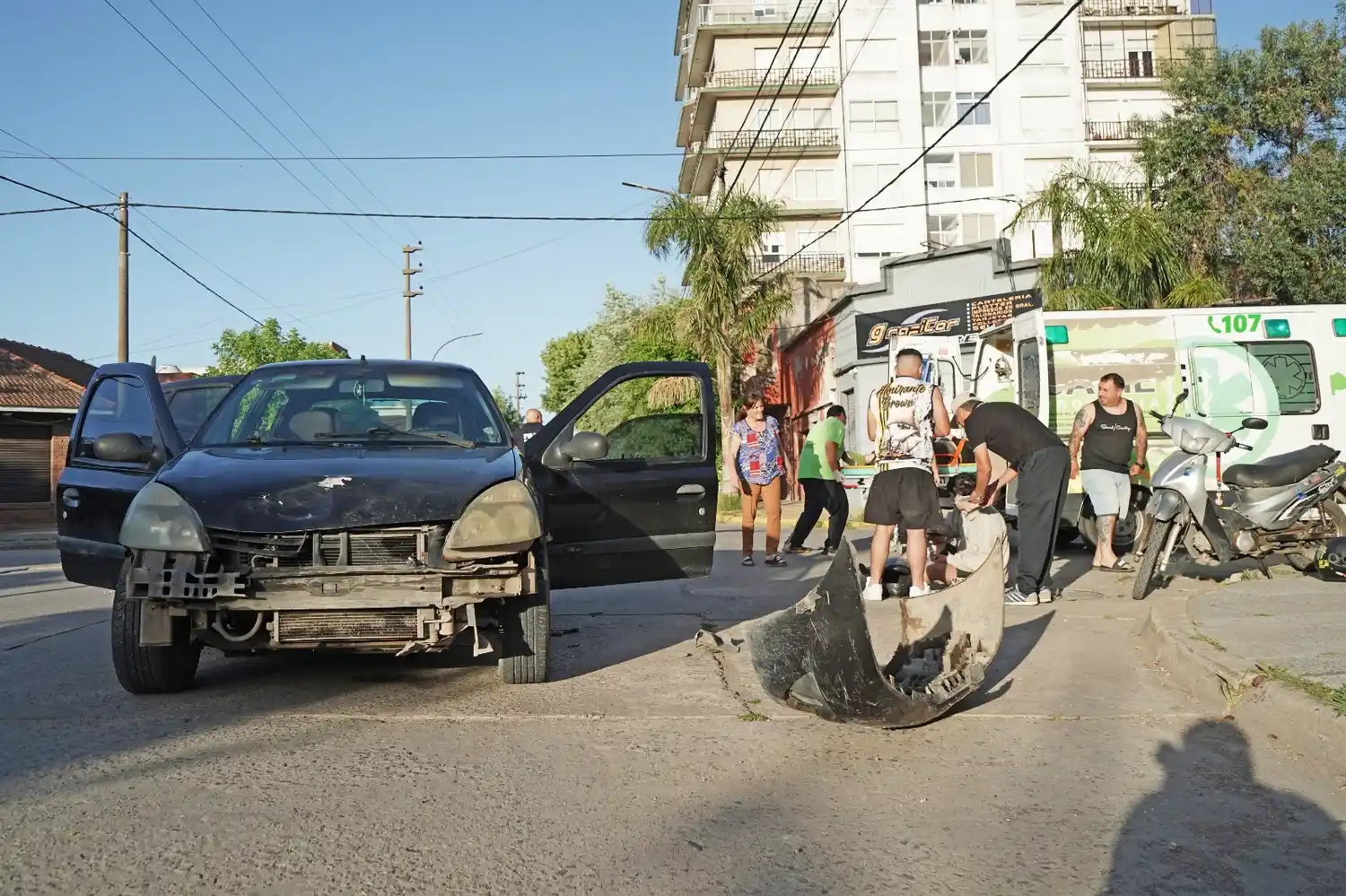 En calles 50 y 61, se produjo esta tarde otra colisión entre una moto y un automóvil