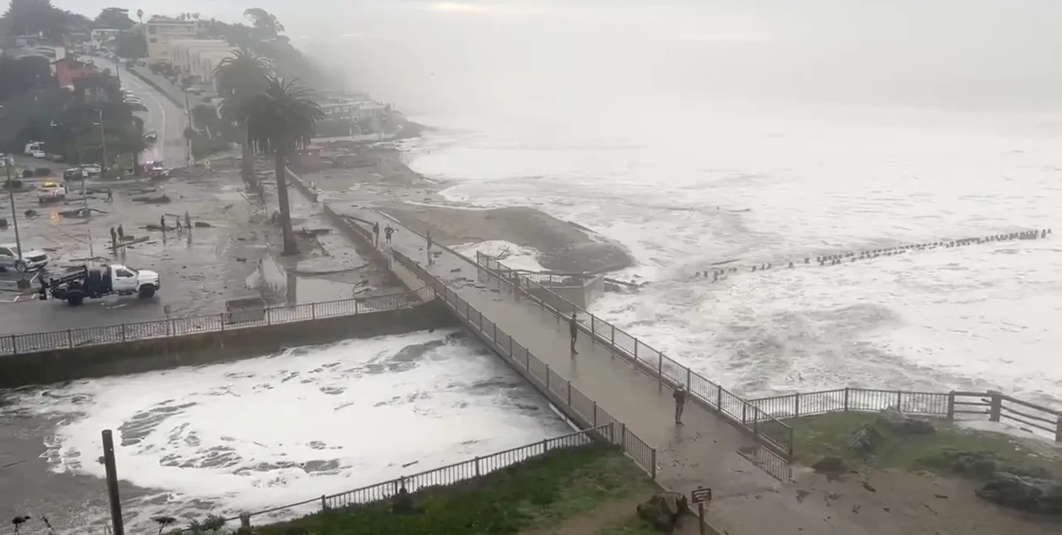 Olas masivas azotaron la playa en el condado de Santa Cruz, California. Crédito: REUTERS.