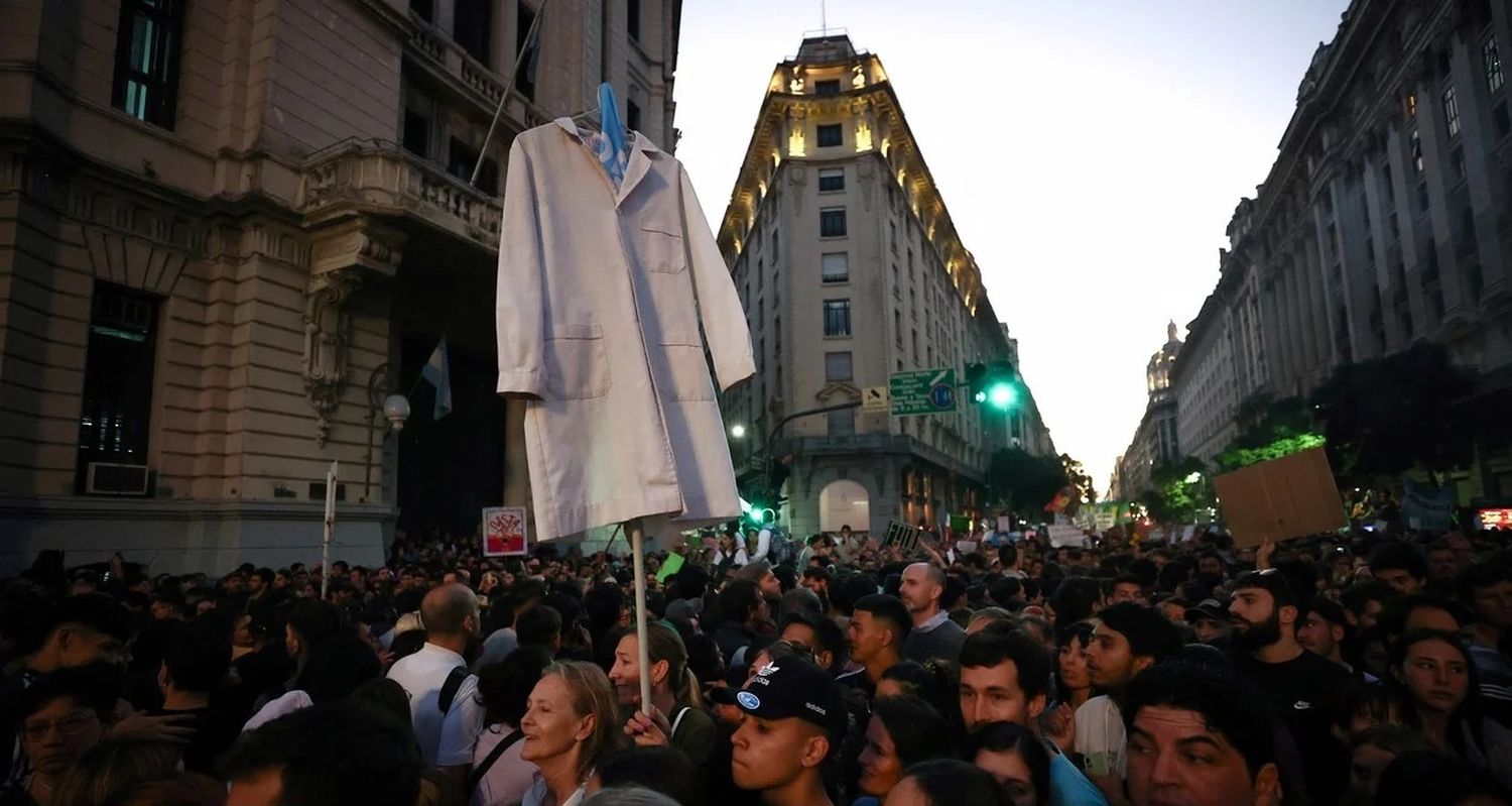 A un mes de la masiva marcha en defensa de la Universidad Pública, los docentes realizarán una nueva protesta y paro en las universidades de todo el país. Foto: REUTERS / Agustín Marcarian.