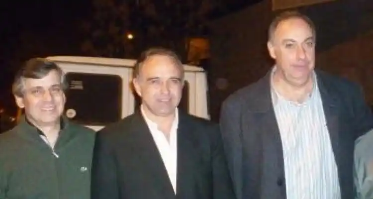 A un mes de las primarias, todos de campaña