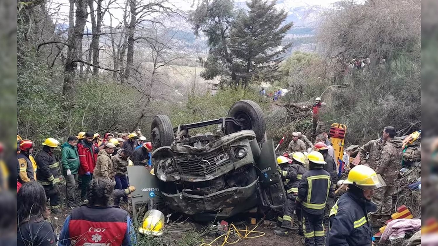 Trágica caída de un camión del Ejército en San Martín de los Andes