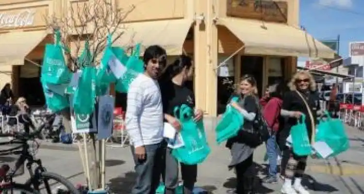 La Kultural repartió bolsas ecológicas