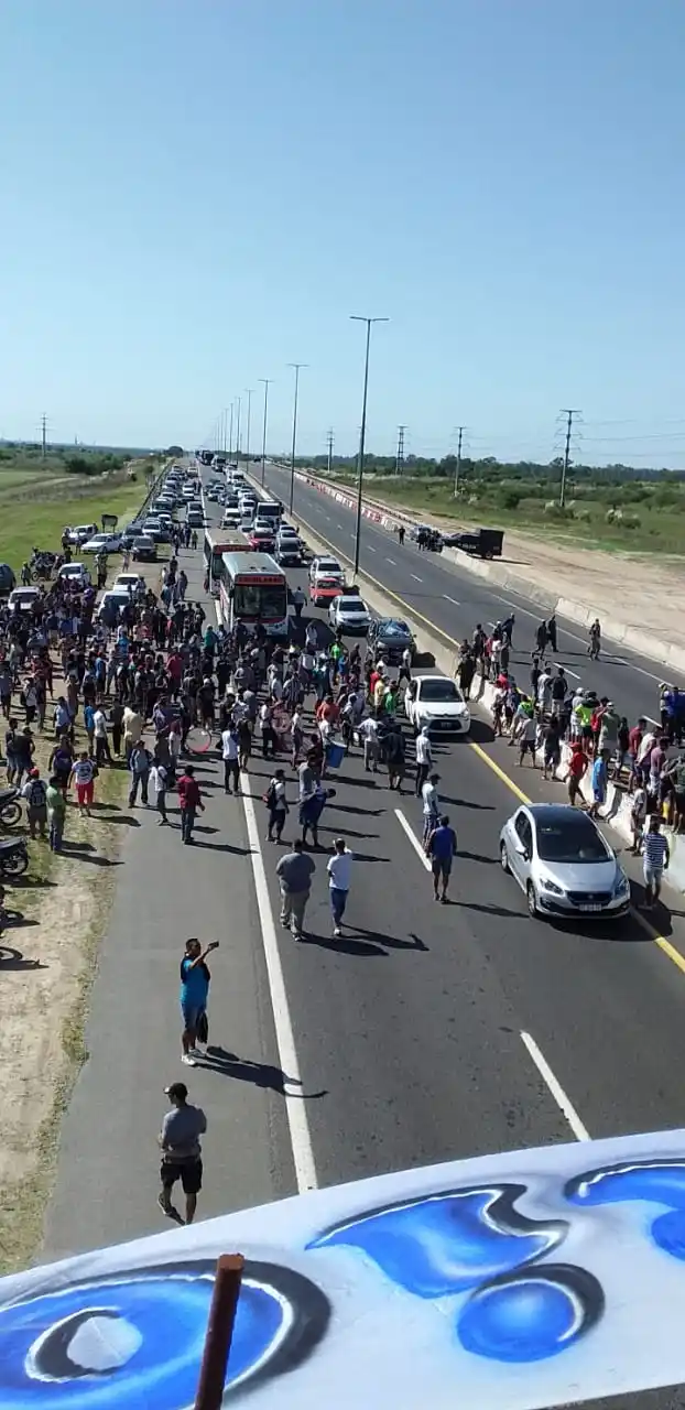 Protesta de la UOCRA por la paralización de las obras en la autopista Buenos Aires- La Plata