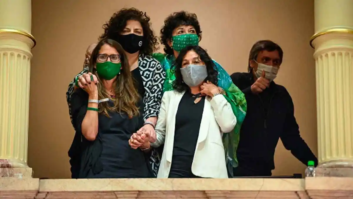 Perlitas, cambiazos y los momentos clave de la sesión que legalizó el aborto