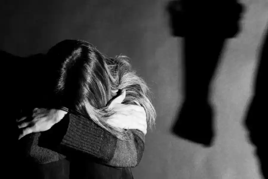 Preso por golpear y amenazar con un hacha y una cuchilla a su pareja