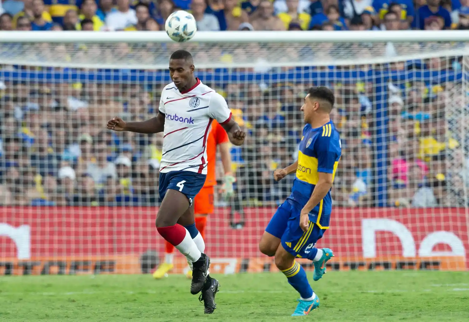 El colombiano Romaña es uno de los defensores de San Lorenzo.