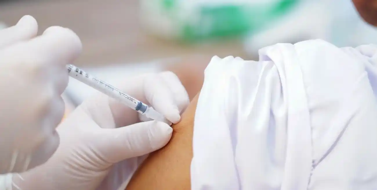 La vacuna triple viral protege contra sarampión, rubéola y paperas