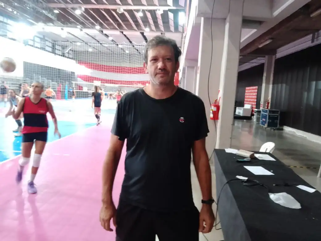 El entrenador de Universitario, Gerardo Astesana.