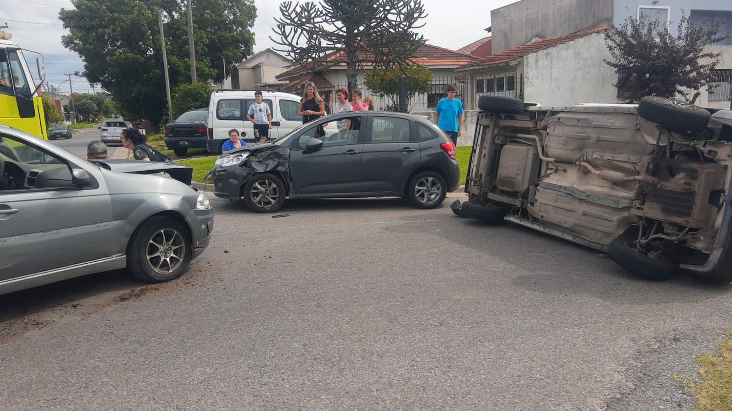 Choque y vuelco en el Puerto: rescataron a personas atrapadas